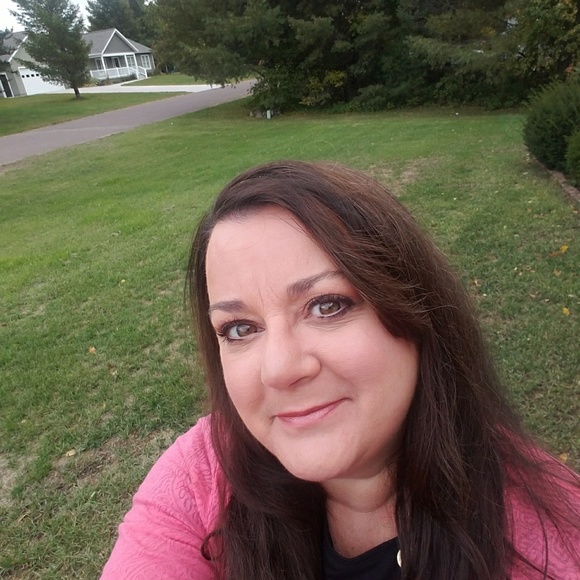 Meet your Posher, Laura - Picture 1 of 1